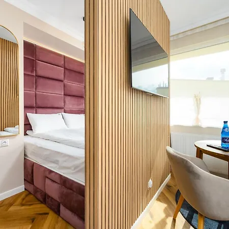 Pink Flower By Oneapartments * 索波特